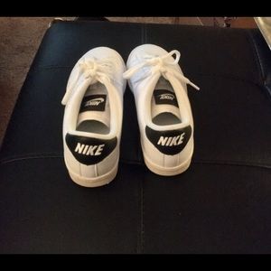 Like NEW Nike White athlete: Youth 6/ Women 7.5